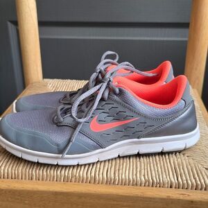 NIKE Women's Gray w/Coral Accents Athletic Shoes. Sz 9